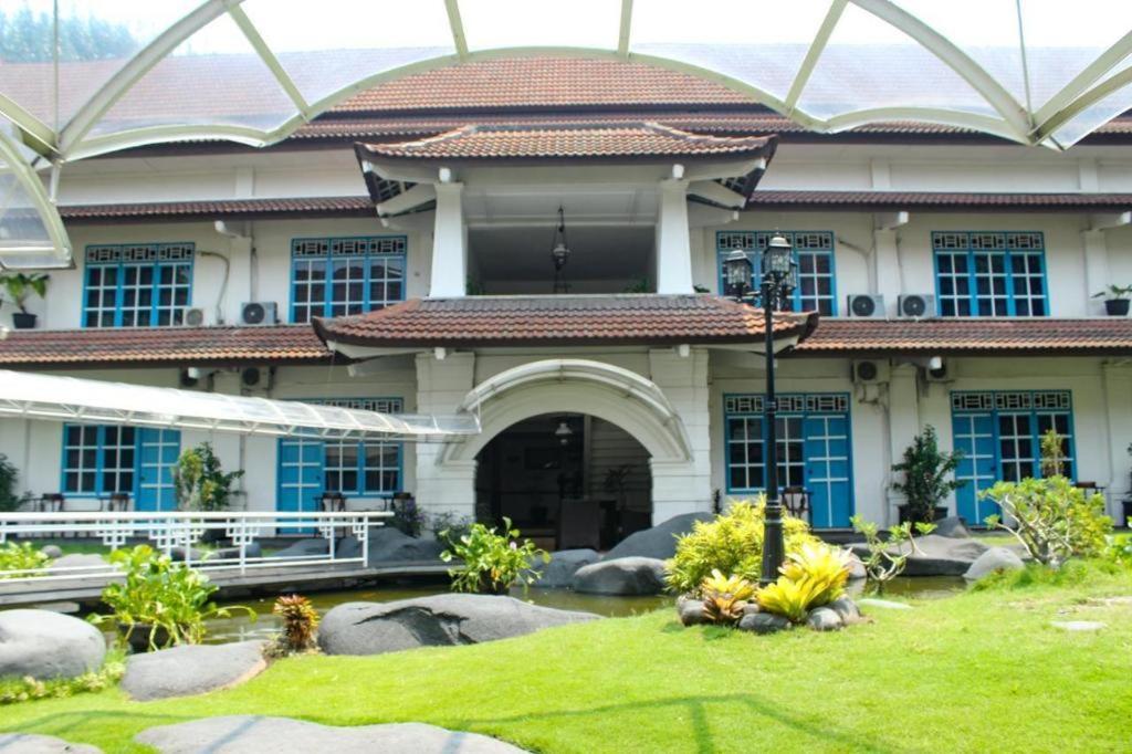Hotel Merdeka Kediri Kediri  Extérieur photo