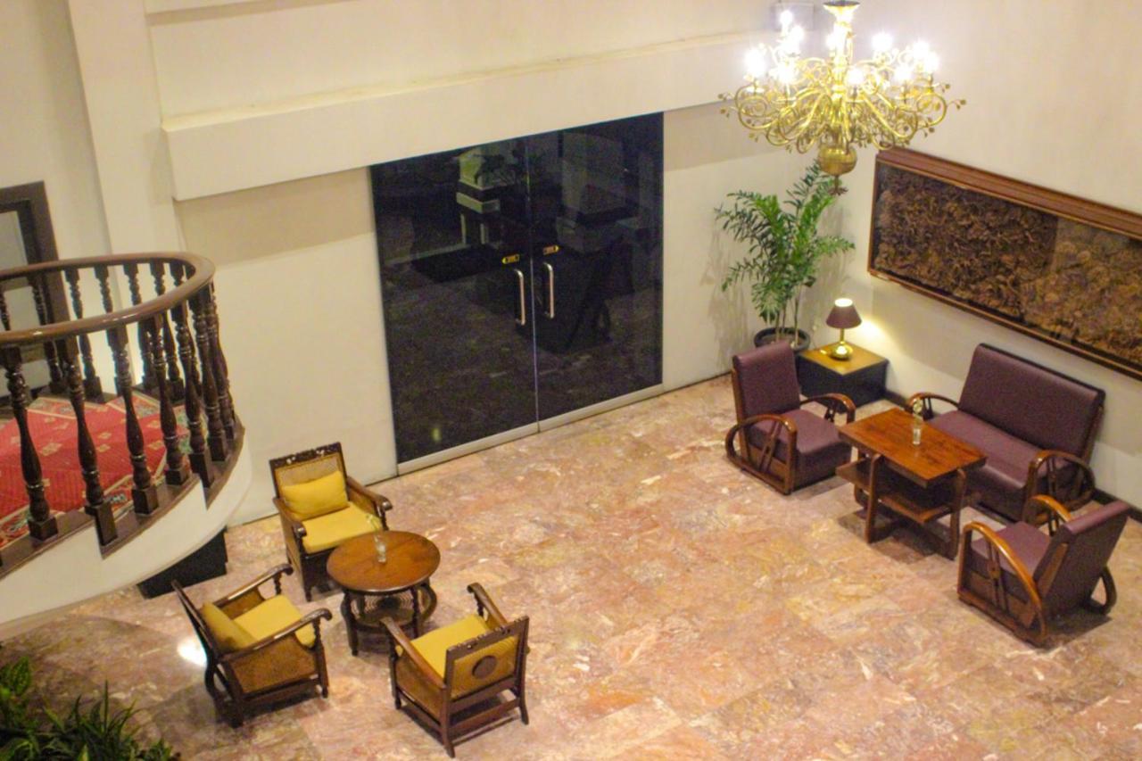 Hotel Merdeka Kediri Kediri  Extérieur photo