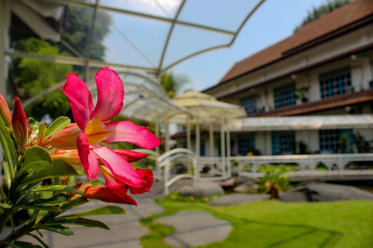 Hotel Merdeka Kediri Kediri  Extérieur photo